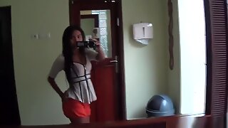 섹시한 갈색 머리의 아시아인 소녀는 카메라를 가지고 장난