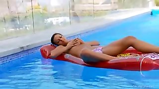 Busty beauty deep toying ass in pool