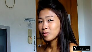 Linda Tailandesas Rapariga mostra suas habilidades de broche impressionantes