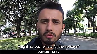 Sexy brasilianischer Typ bläst und wird für Geld gefickt