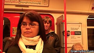 Podłączy się do Piersiasta Dajrzała Damy w Metro